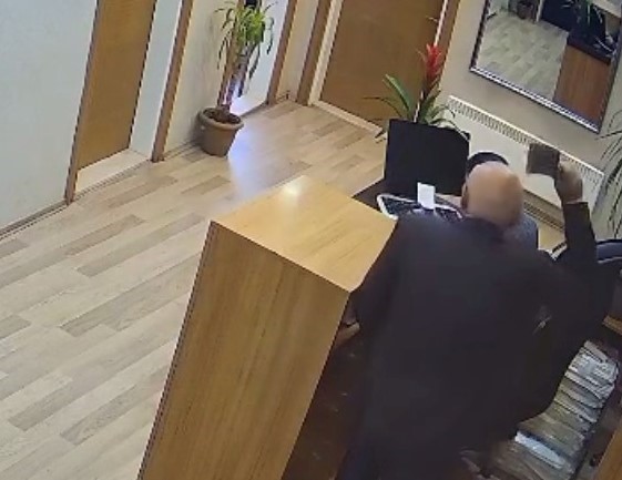 Belediye personeline satırla saldırı anı kamerada
