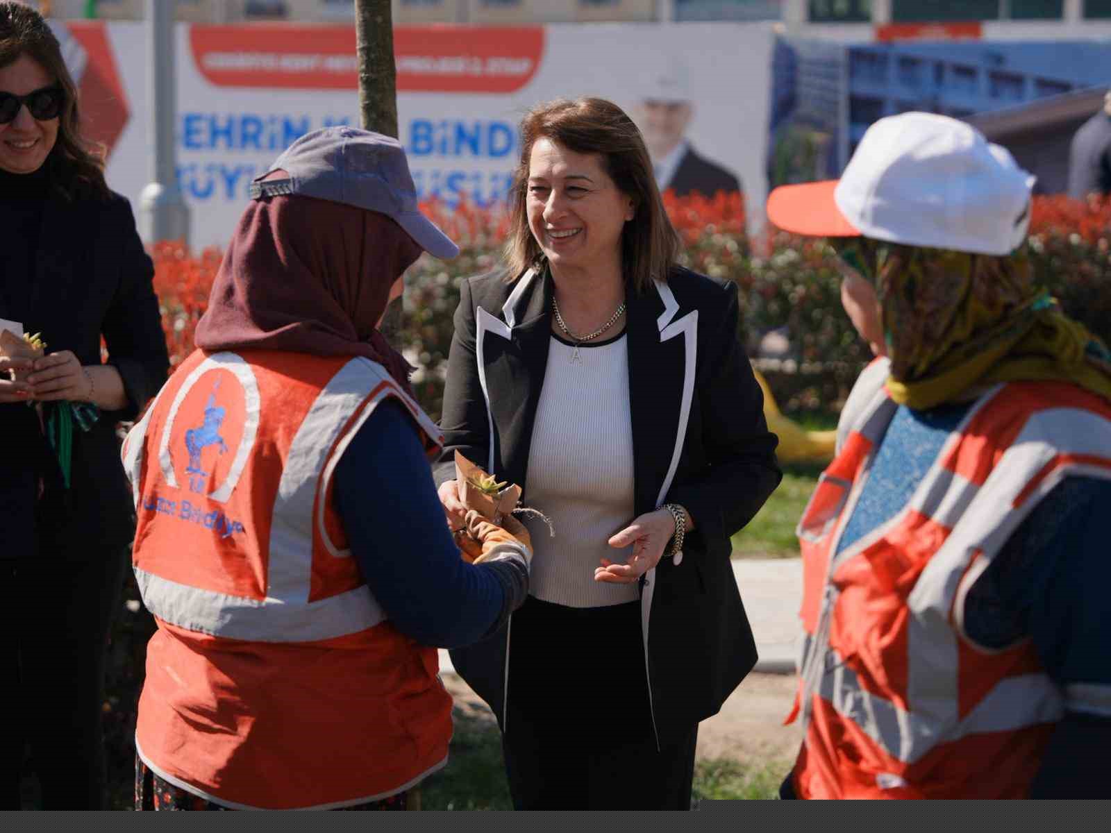 Belediye personellerine kadınlar günü sürprizi
