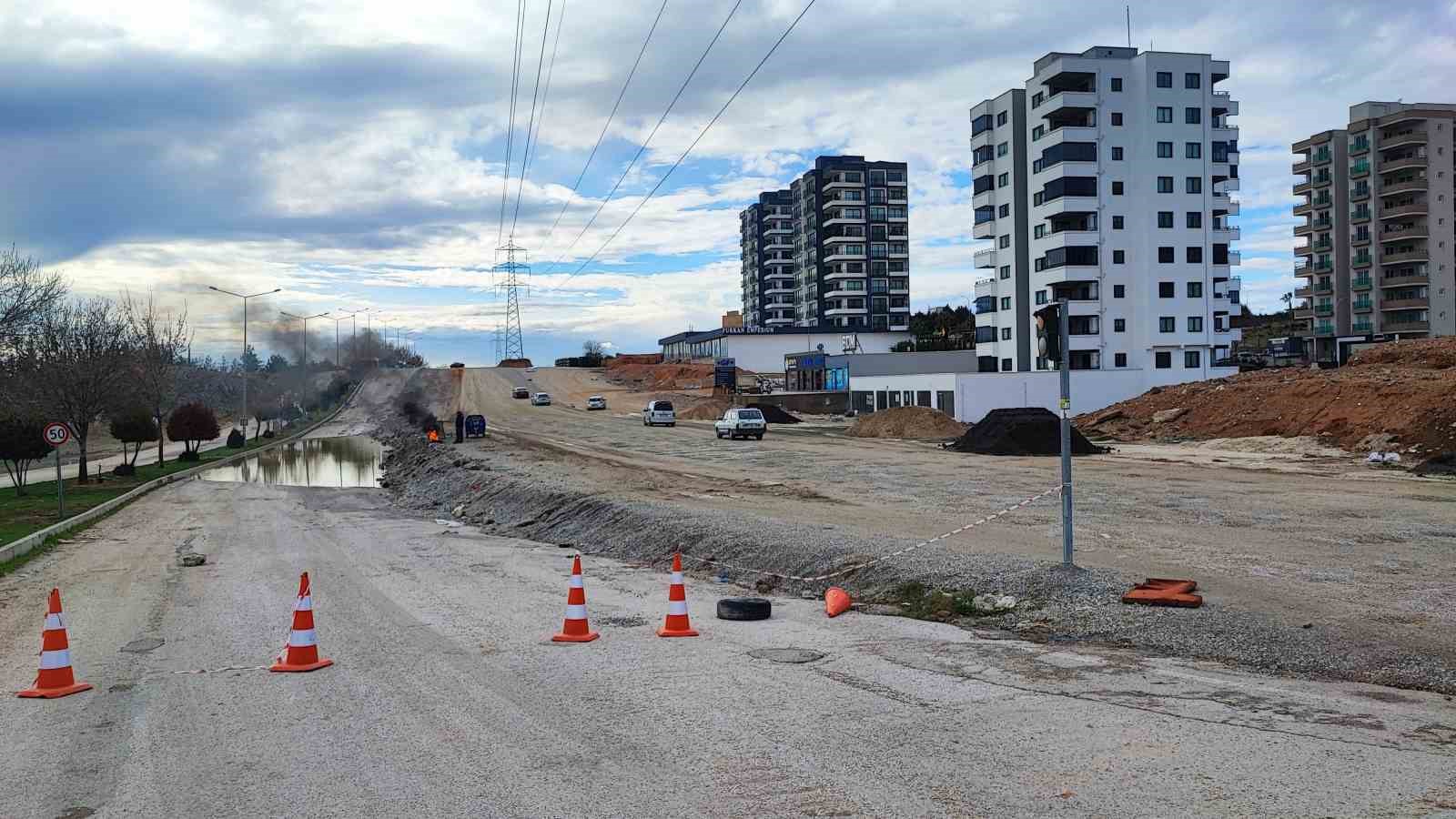 Belediye su tahliyesi yerine yolu kapattı, yapım aşamasındaki yolu açtı
