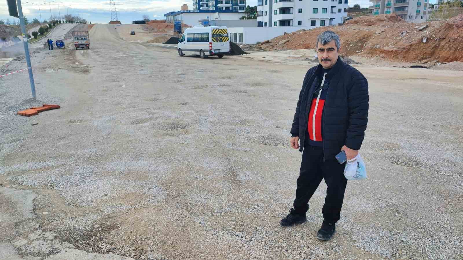 Belediye su tahliyesi yerine yolu kapattı, yapım aşamasındaki yolu açtı
