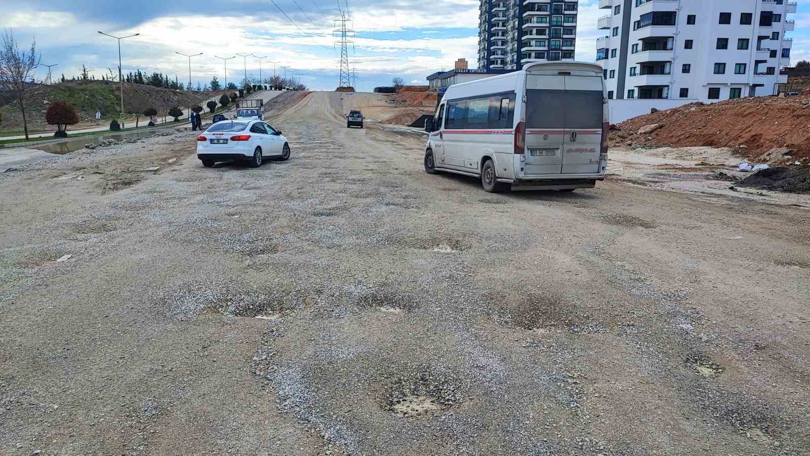 Belediye su tahliyesi yerine yolu kapattı, yapım aşamasındaki yolu açtı
