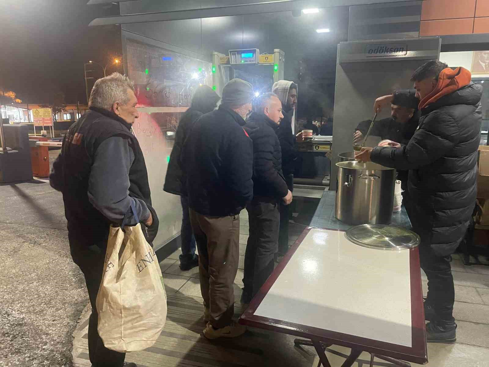 Belediyeden fabrika işçilerine sıcak çorba
