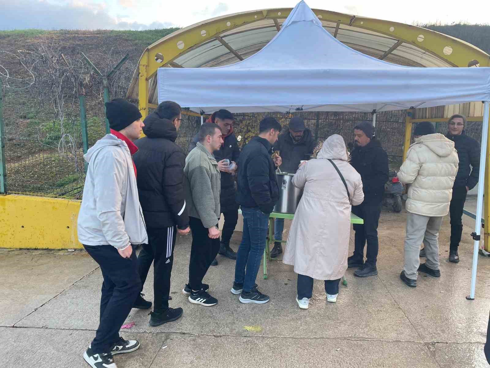 Belediyeden fabrika işçilerine sıcak çorba
