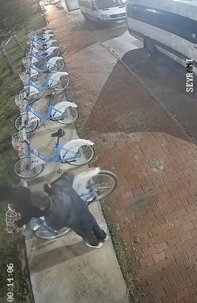 Belediyenin bisikletlerine böyle zarar verdiler
