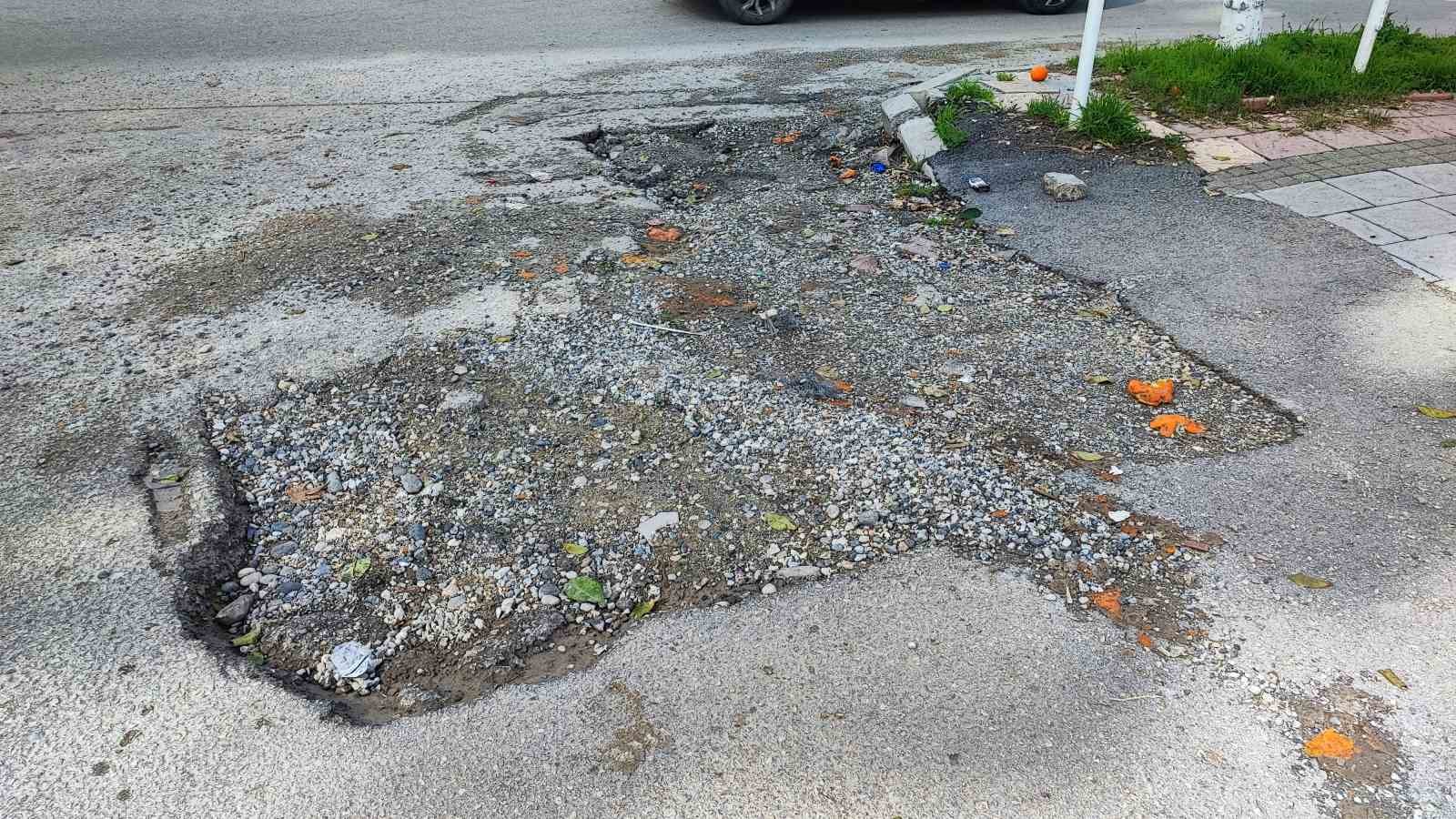 Belediyenin çakıl dökerek kapatmaya çalıştığı çukura takılan kadın hastanelik oldu
