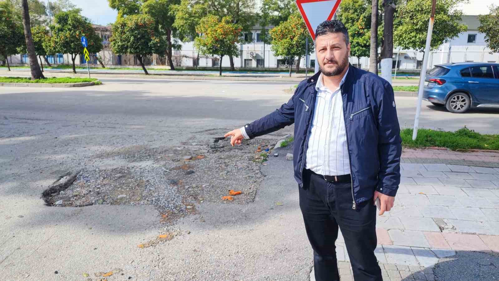 Belediyenin çakıl dökerek kapatmaya çalıştığı çukura takılan kadın hastanelik oldu
