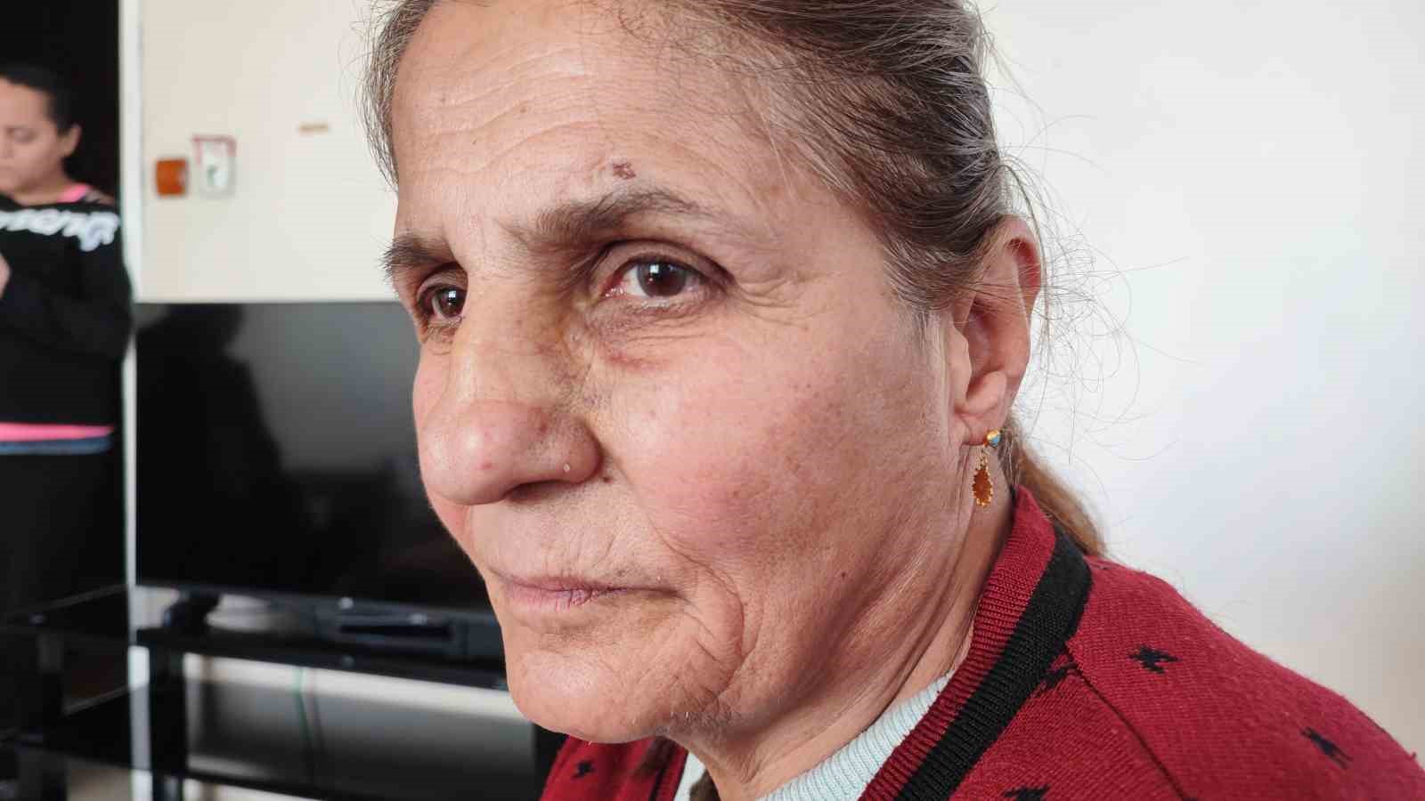 Belediyenin çakıl dökerek kapatmaya çalıştığı çukura takılan kadın hastanelik oldu
