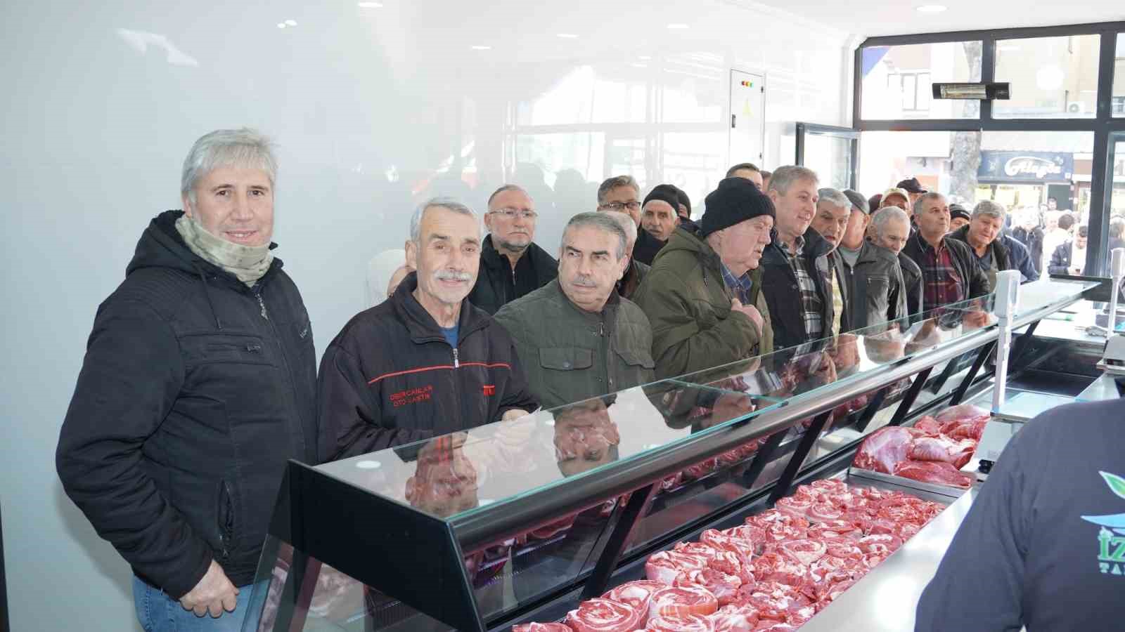 Belediyenin et satış noktası açıldı, ilk gün yüzde 50 indirimle ürünler kapışıldı
Belediyenin et satış noktası açıldı, ilk gün yüzde 50 indirimle ürünler kapışıldı