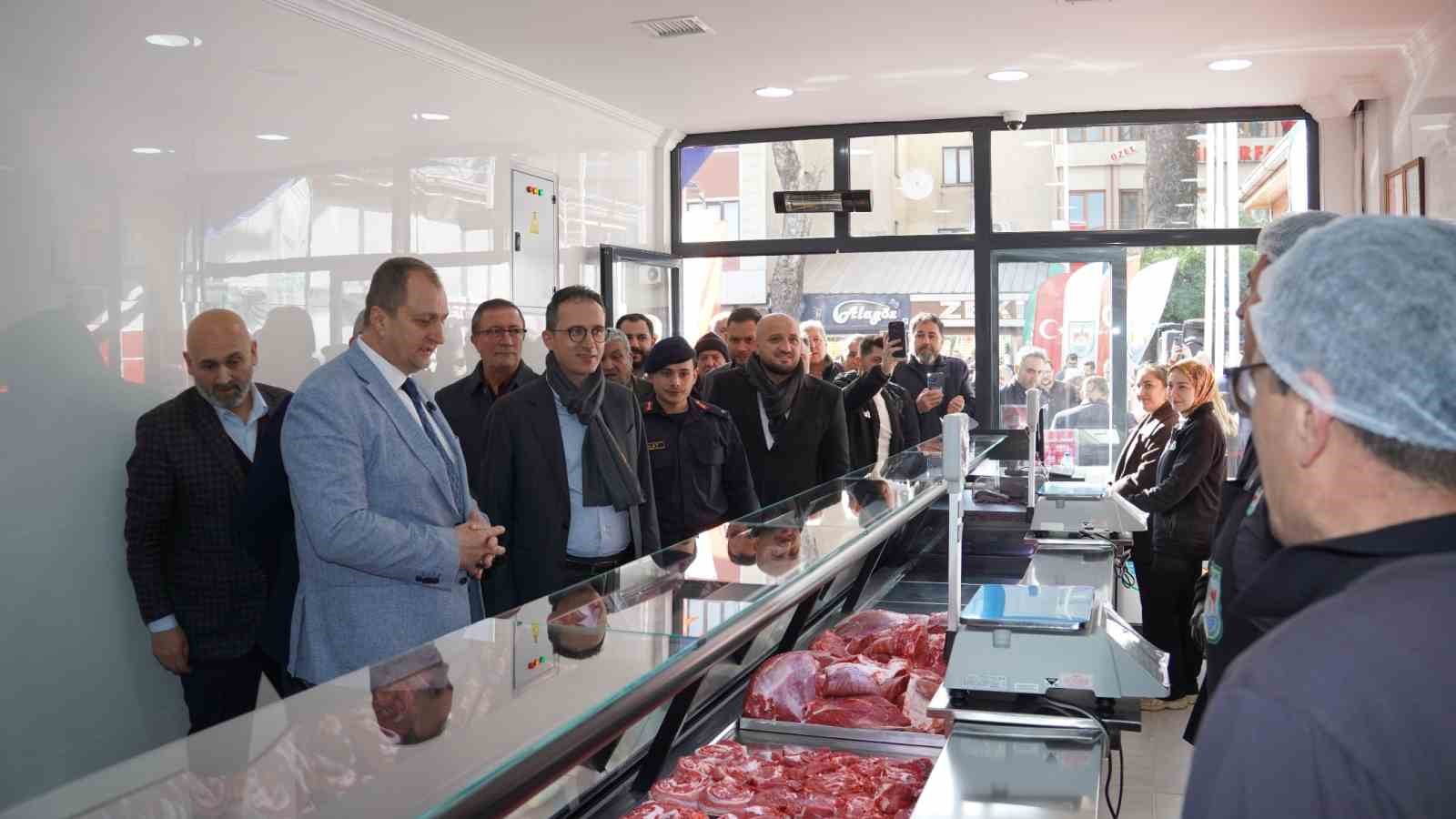 Belediyenin et satış noktası açıldı, ilk gün yüzde 50 indirimle ürünler kapışıldı
Belediyenin et satış noktası açıldı, ilk gün yüzde 50 indirimle ürünler kapışıldı