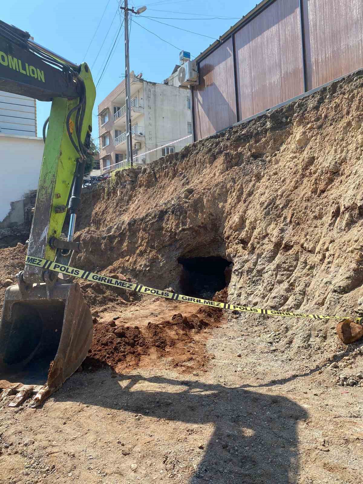 Belediyenin kazı çalışmasında kaya mezarı bulundu
