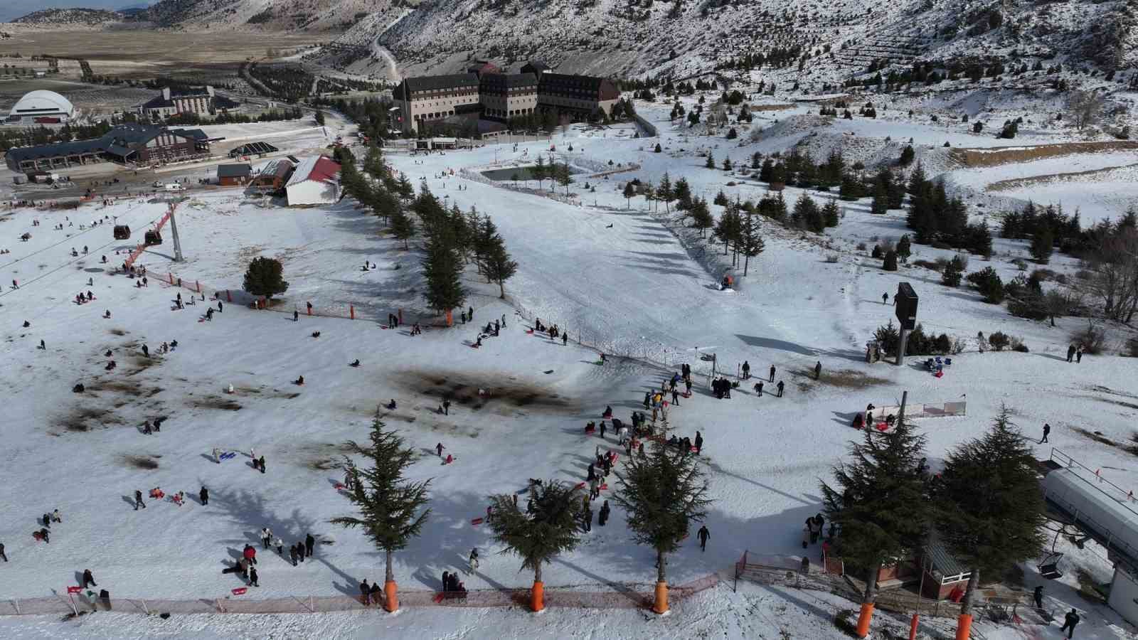 Belediyenin sömestir sürprizi çocukları Davraz’da karla buluşturdu
