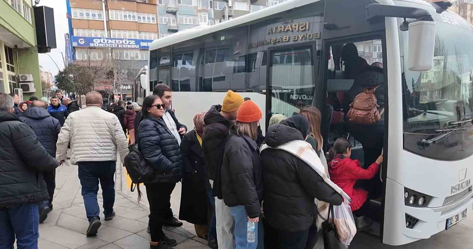 Belediyenin sömestir sürprizi çocukları Davraz’da karla buluşturdu
