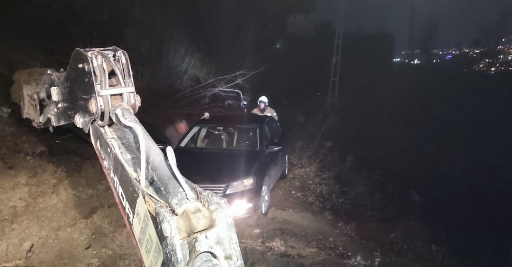 Belen’de toprak kaymasıyla mahsur kalan araç kurtarıldı
