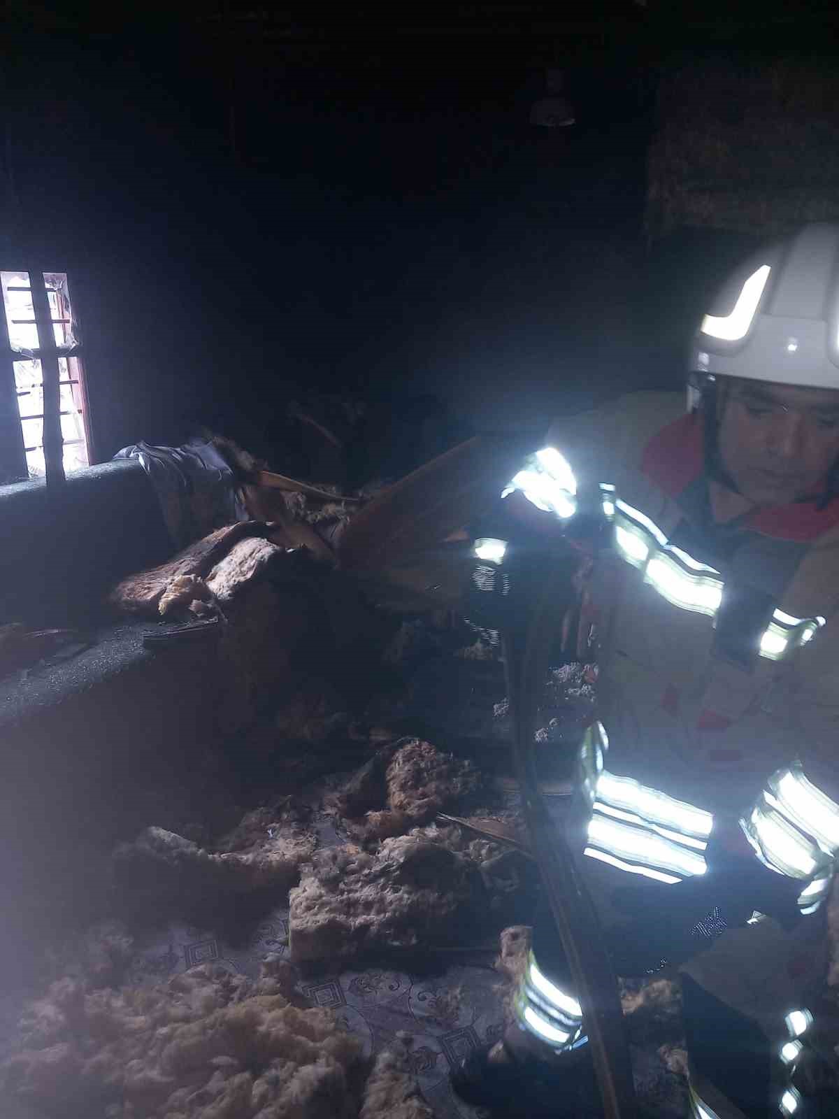 Belen’de yanan ev kullanılmaz hale geldi
