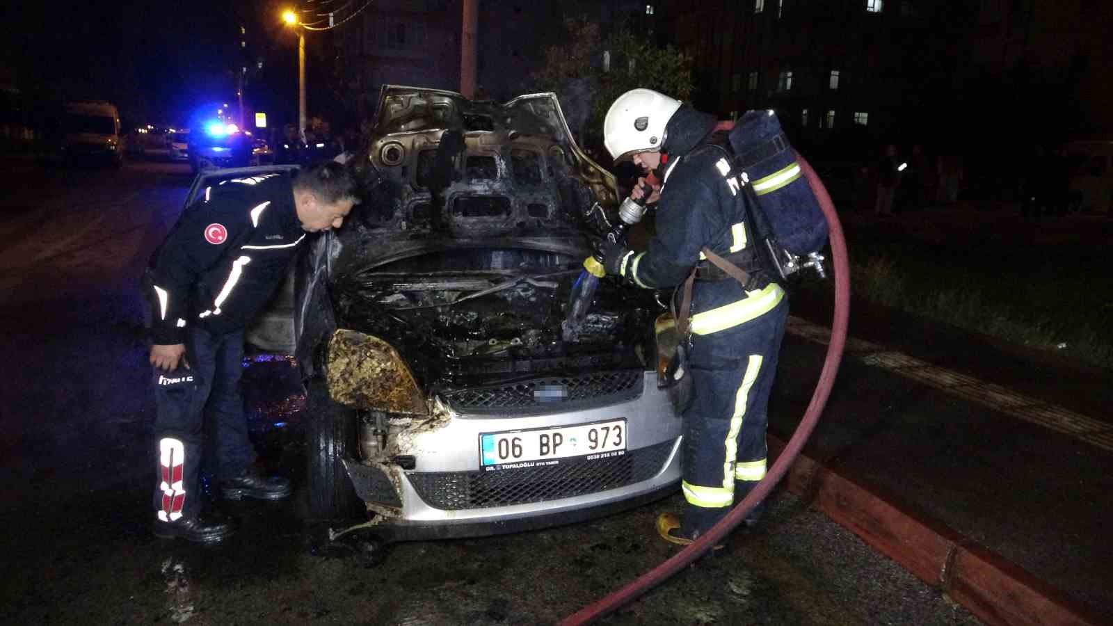 Benzin dökerek hem kendinin hem de kız arkadaşının aracını yaktı
