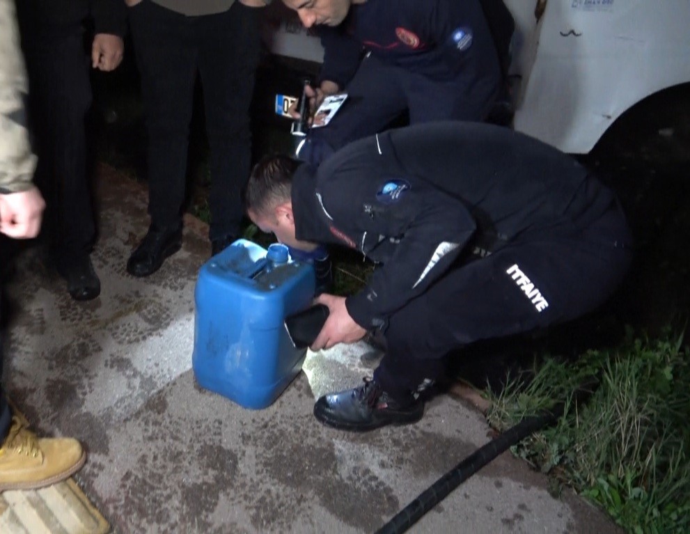 Benzin dökerek hem kendinin hem de kız arkadaşının aracını yaktı
