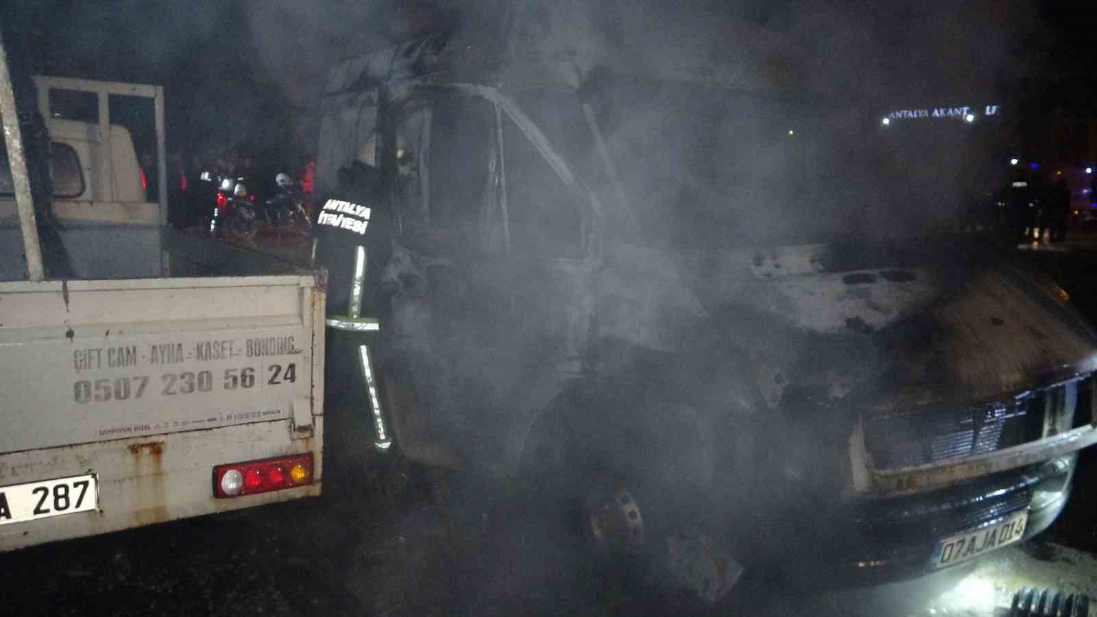 Benzin dökerek hem kendinin hem de kız arkadaşının aracını yaktı
