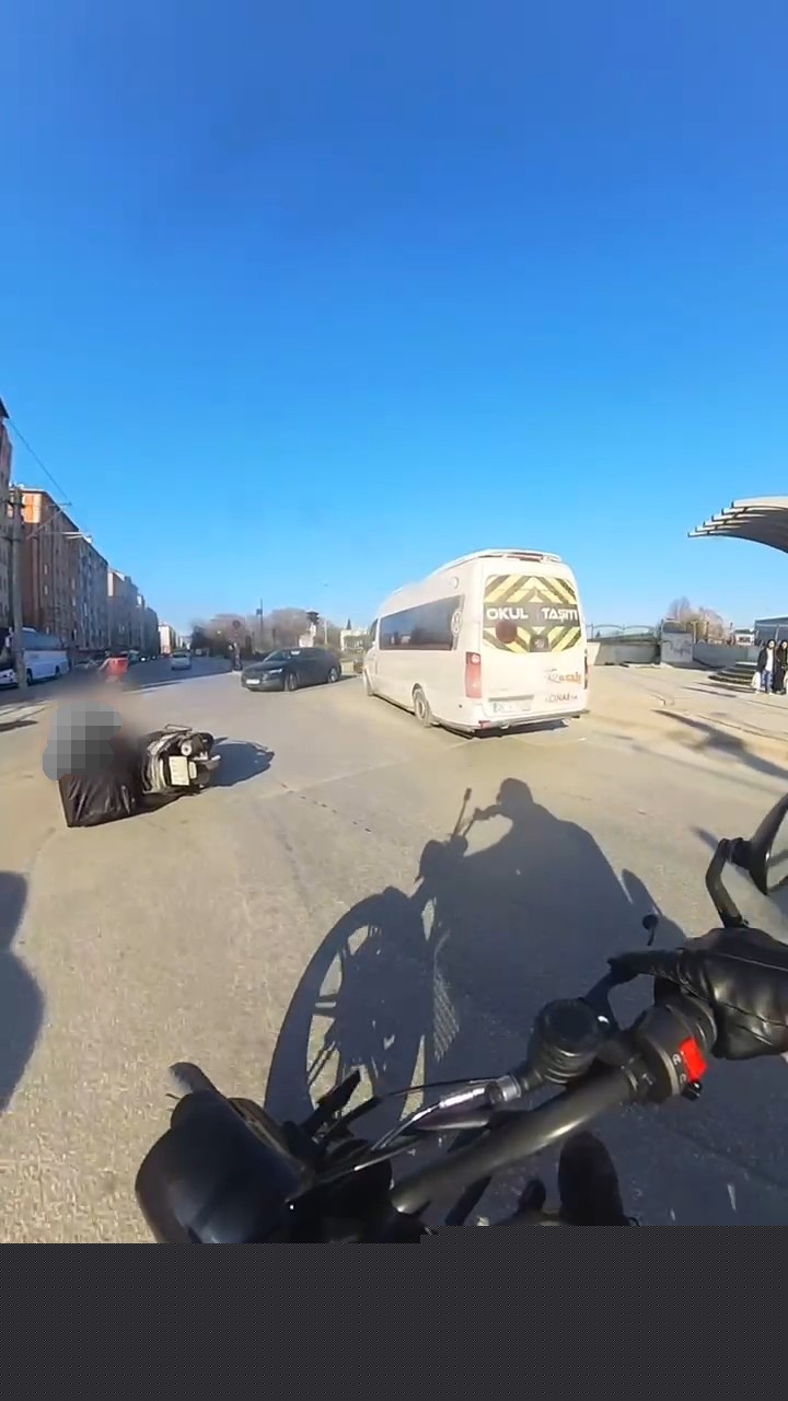 Benzini biten motosikleti iterken dengesini kaybeden motosiklet sürücüsü kaza yaptı
