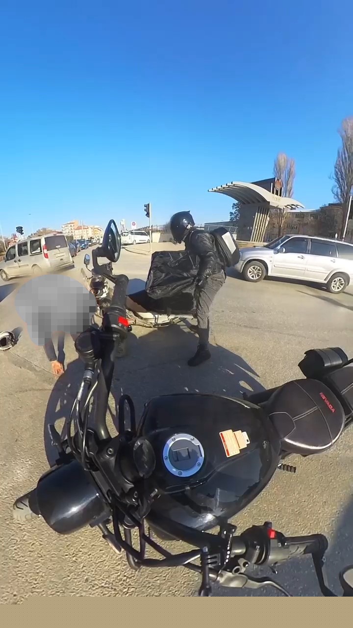 Benzini biten motosikleti iterken dengesini kaybeden motosiklet sürücüsü kaza yaptı
