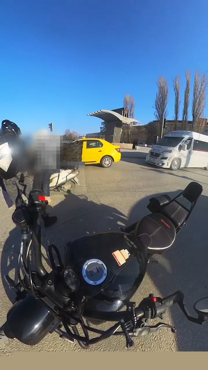 Benzini biten motosikleti iterken dengesini kaybeden motosiklet sürücüsü kaza yaptı
