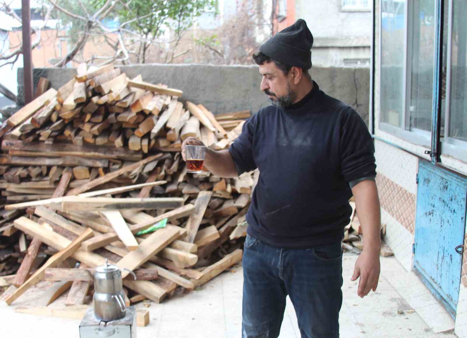 Benzinle ateş yakmak istedi, az daha kendi yanıyordu
