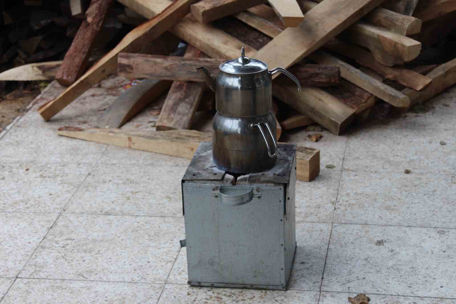 Benzinle ateş yakmak istedi, az daha kendi yanıyordu
