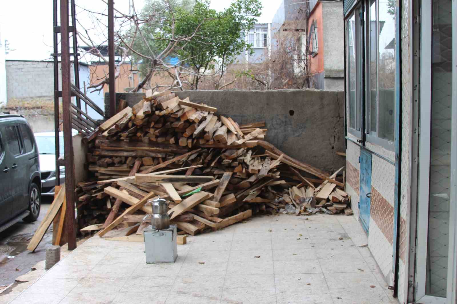 Benzinle ateş yakmak istedi, az daha kendi yanıyordu

