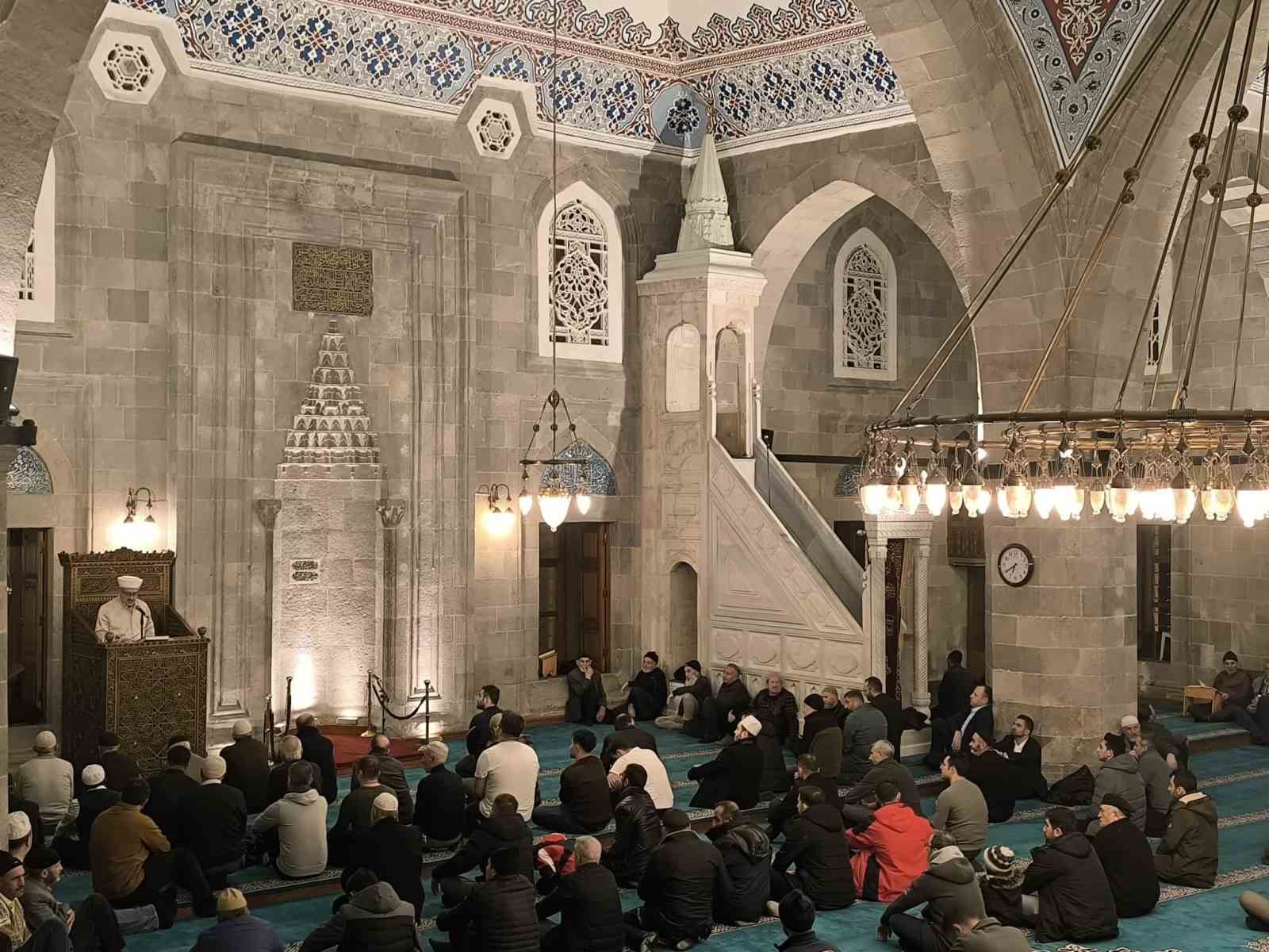 Beraat Kandili’nde camiler doldu taştı
