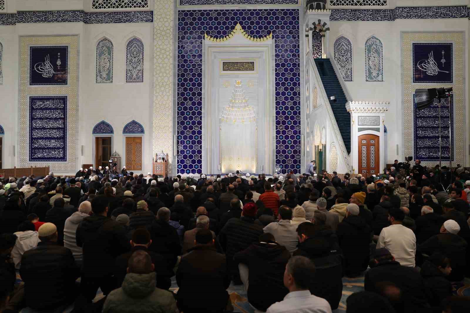 Berat Gecesi tüm yurtta dualarla idrak edildi
