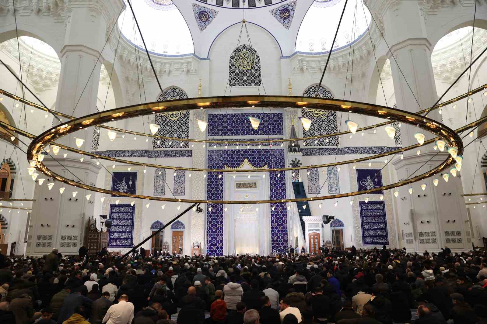 Berat Gecesi tüm yurtta dualarla idrak edildi
