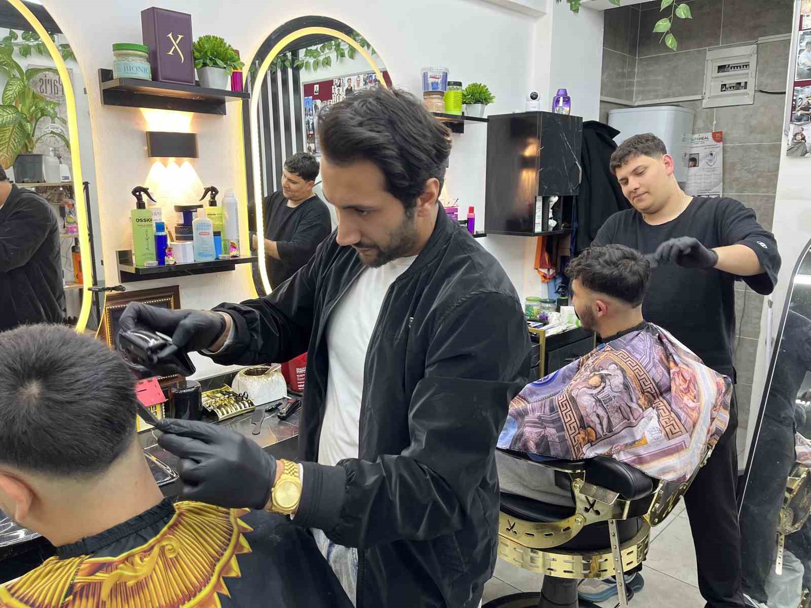 Berberler bayram tıraşı için 24 saat mesai yapıyor
