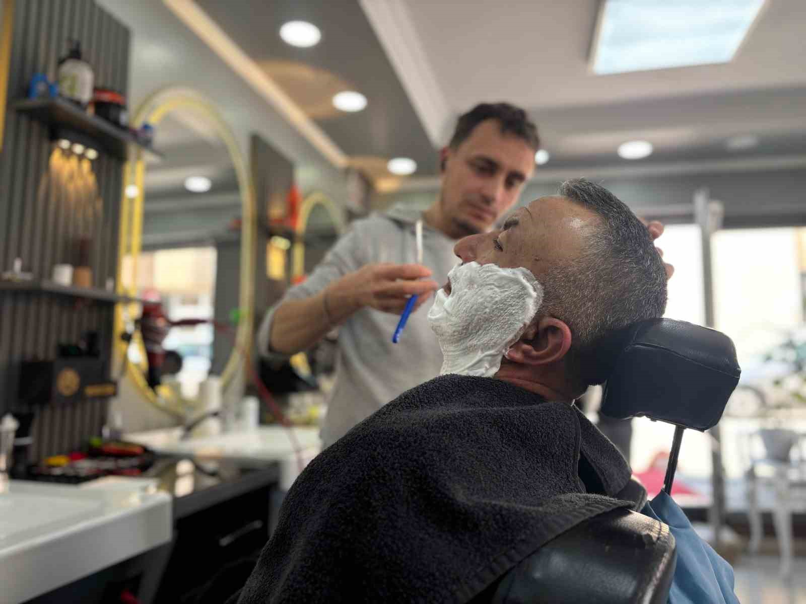 Berberlerde bayram tıraşı mesaisi: "Sabaha kadar devam ediyoruz"
