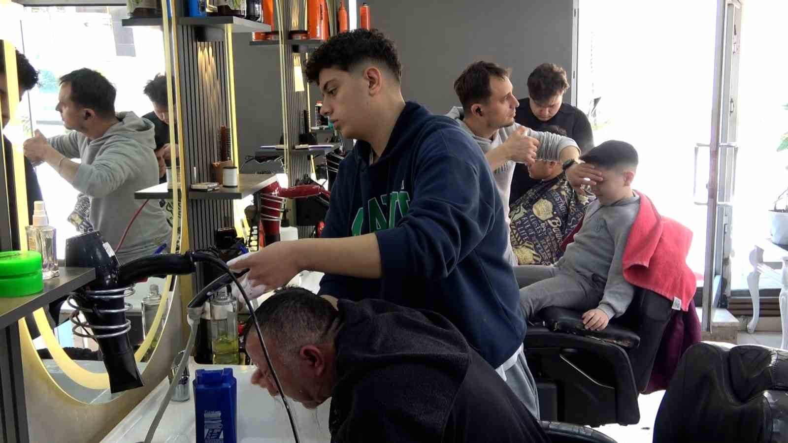 Berberlerde bayram tıraşı mesaisi: "Sabaha kadar devam ediyoruz"
