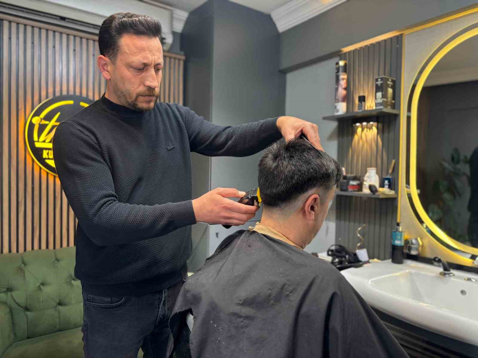 Berberlerde bayram tıraşı mesaisi: "Sabaha kadar devam ediyoruz"
