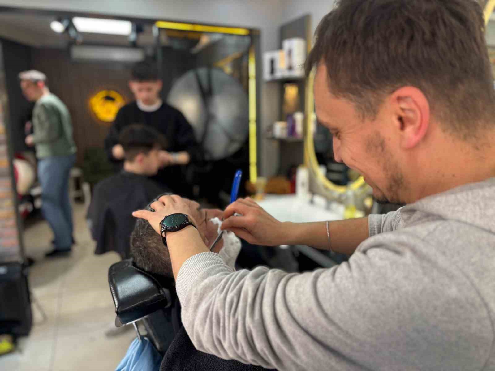 Berberlerde bayram tıraşı mesaisi: "Sabaha kadar devam ediyoruz"
