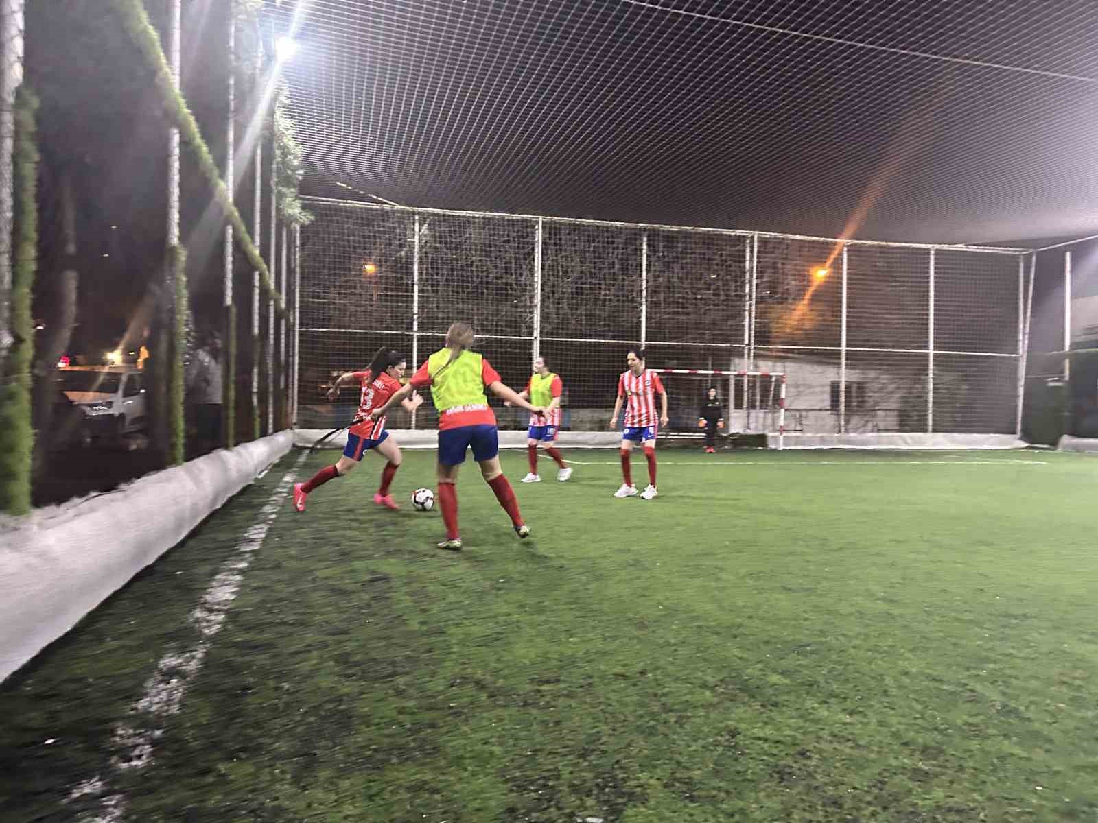 Bergama’da çocuklar babaya, anneler halı sahaya
