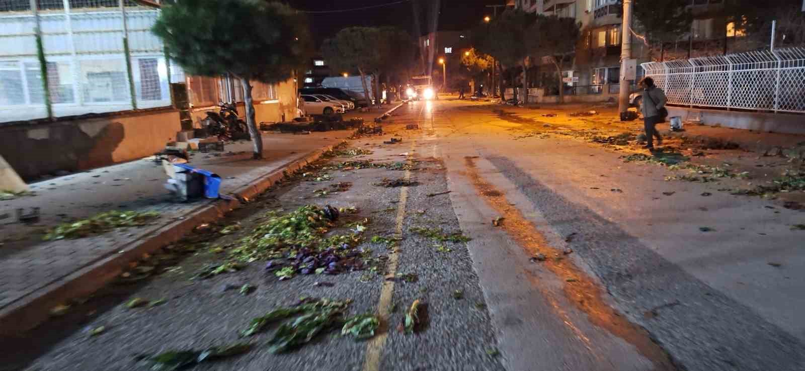Bergama’da pazar yeri çilesi: Yağmurda gölet, çamurda geçiş işkencesi
Bergama’da pazar yeri çilesi: Yağmurda gölet, çamurda geçiş işkencesi
