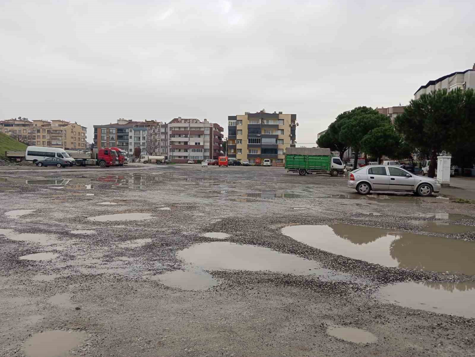 Bergama’da pazar yeri çilesi: Yağmurda gölet, çamurda geçiş işkencesi
Bergama’da pazar yeri çilesi: Yağmurda gölet, çamurda geçiş işkencesi