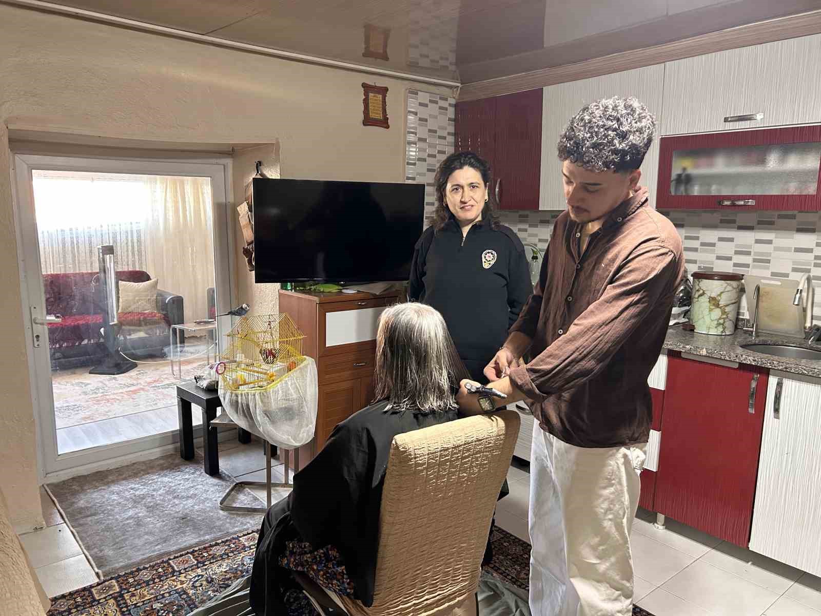 Bergama’da şehit ve gazi ailelerine bayram öncesi saç bakımı
