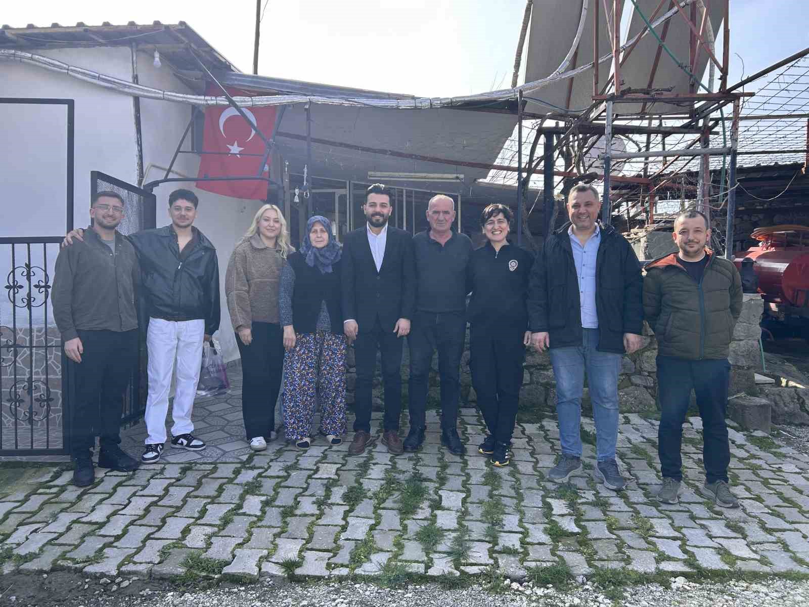 Bergama’da şehit ve gazi ailelerine bayram öncesi saç bakımı
