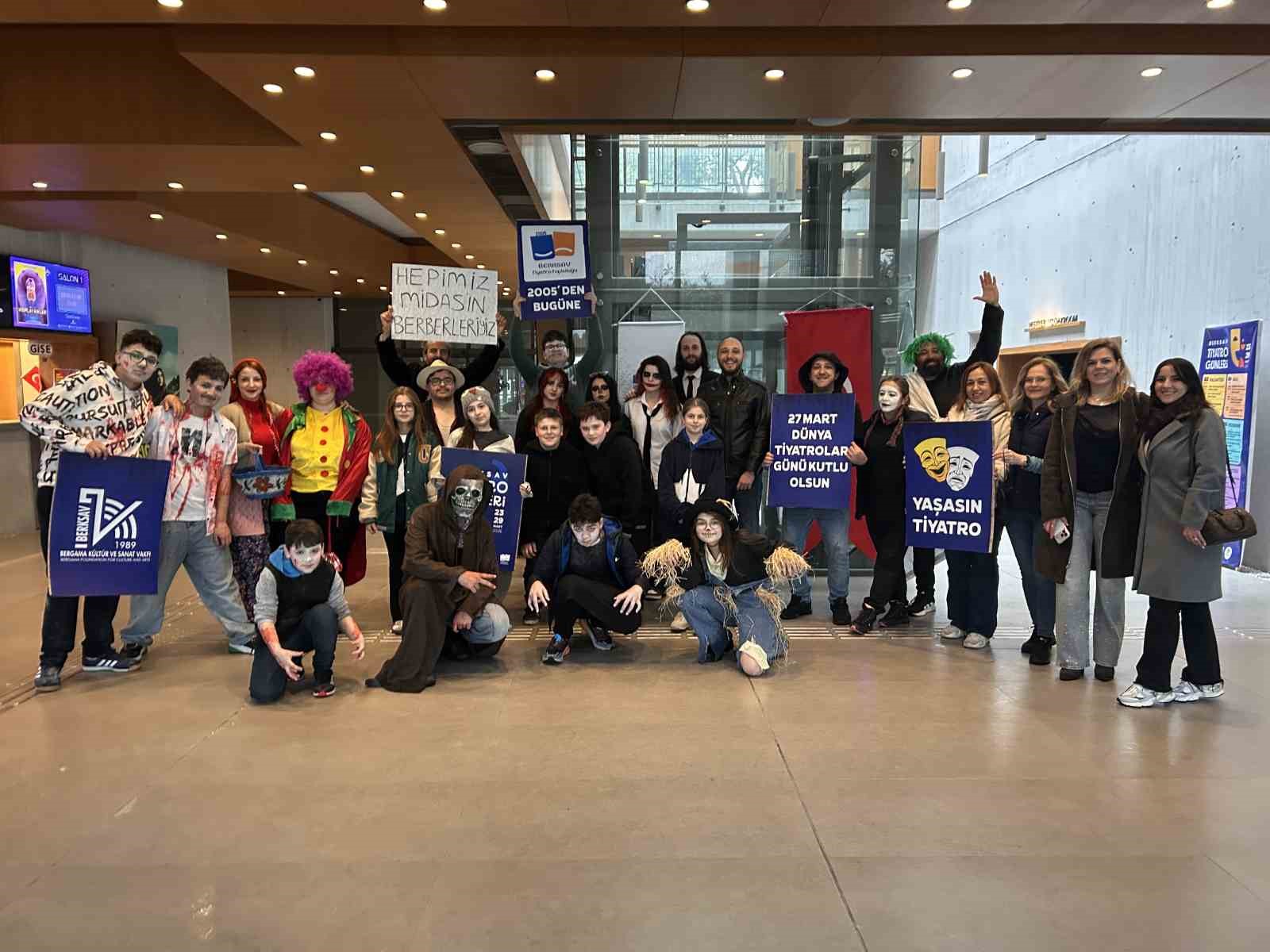 Bergama’da ’Tiyatro Günleri’ büyük ilgi gördü
Bergama’da ’Tiyatro Günleri’ büyük ilgi gördü