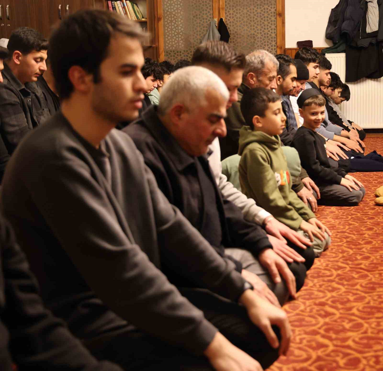 Beş asırdır hiç terk edilmedi, Sivas’ta tüm camilerde aynı nida yankılandı
Beş asırdır hiç terk edilmedi, Sivas’ta tüm camilerde aynı nida yankılandı