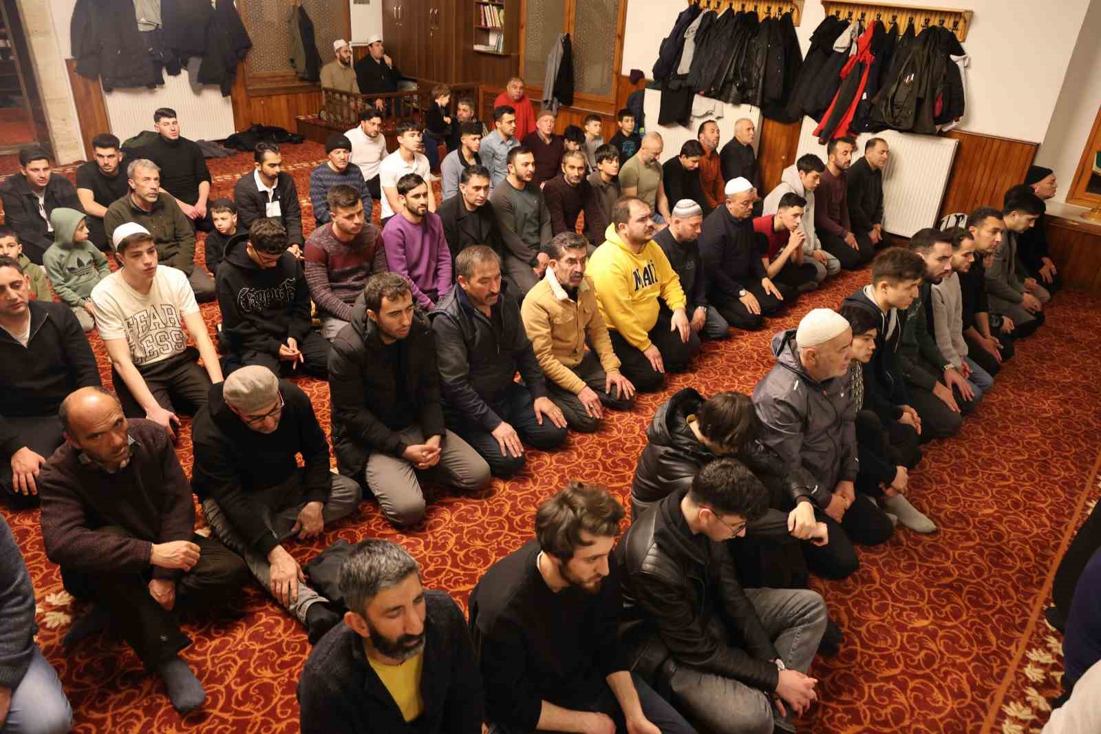 Beş asırdır hiç terk edilmedi, Sivas’ta tüm camilerde aynı nida yankılandı
Beş asırdır hiç terk edilmedi, Sivas’ta tüm camilerde aynı nida yankılandı