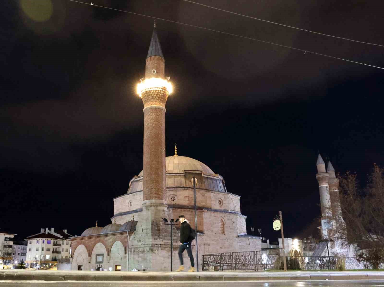 Beş asırdır hiç terk edilmedi, Sivas’ta tüm camilerde aynı nida yankılandı
Beş asırdır hiç terk edilmedi, Sivas’ta tüm camilerde aynı nida yankılandı