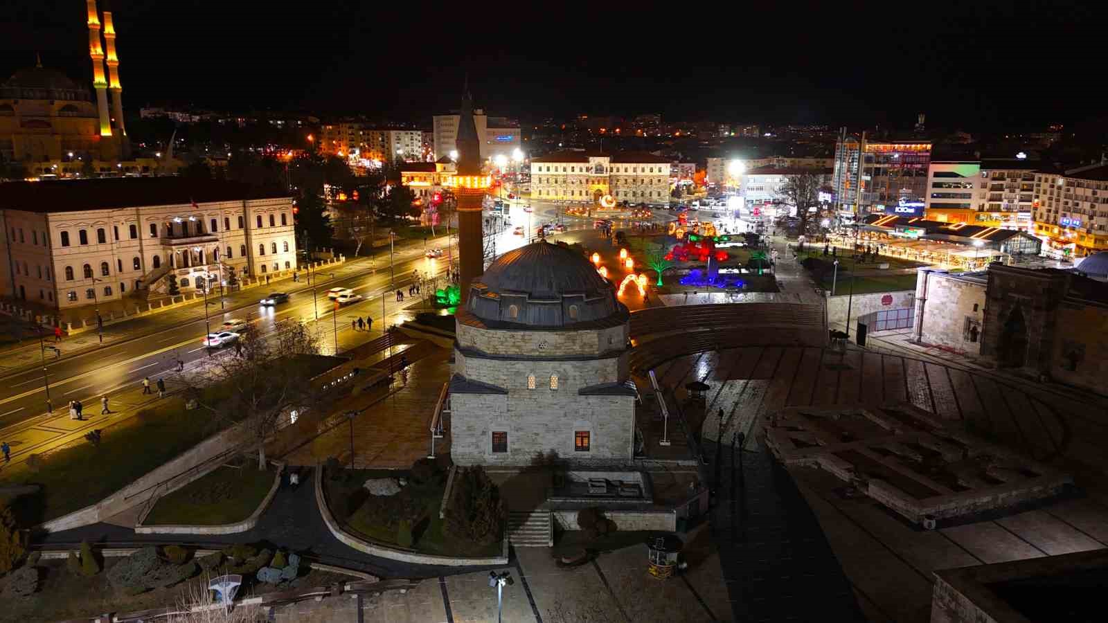 Beş asırdır hiç terk edilmedi, Sivas’ta tüm camilerde aynı nida yankılandı
Beş asırdır hiç terk edilmedi, Sivas’ta tüm camilerde aynı nida yankılandı