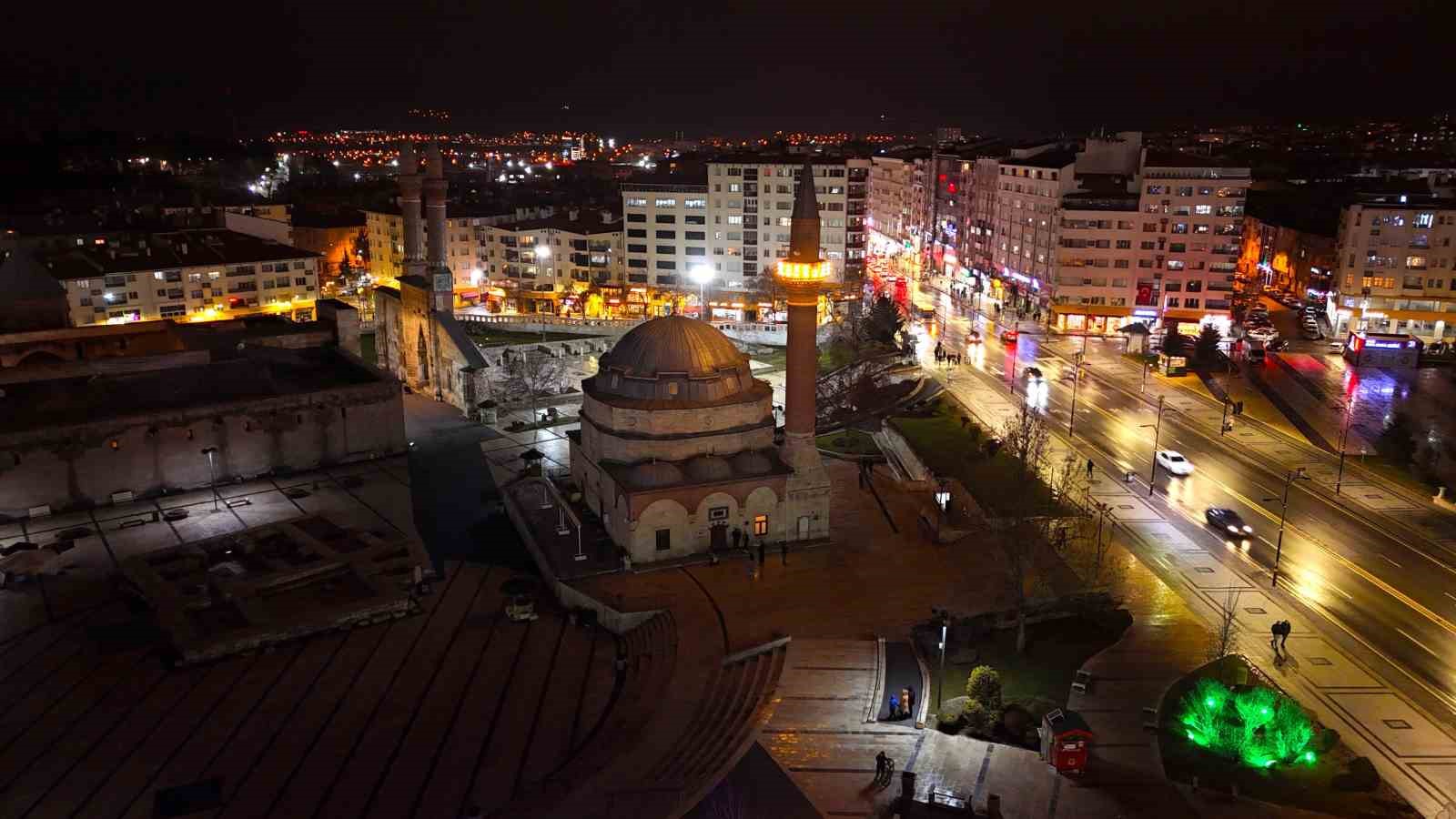 Beş asırdır hiç terk edilmedi, Sivas’ta tüm camilerde aynı nida yankılandı
Beş asırdır hiç terk edilmedi, Sivas’ta tüm camilerde aynı nida yankılandı