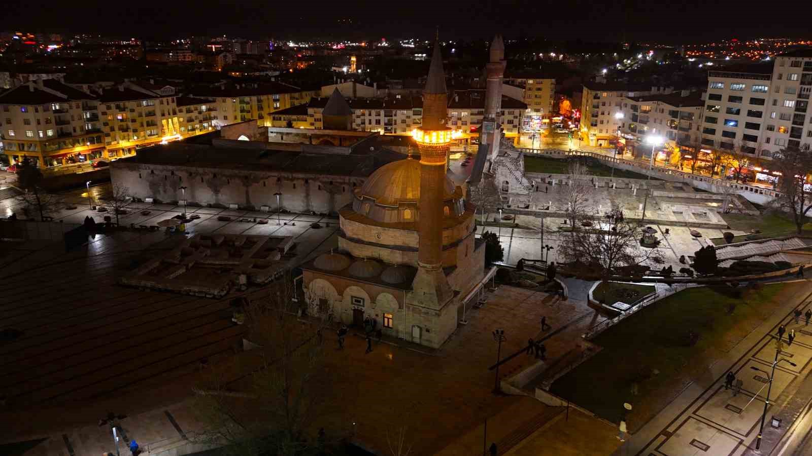 Beş asırdır hiç terk edilmedi, Sivas’ta tüm camilerde aynı nida yankılandı
Beş asırdır hiç terk edilmedi, Sivas’ta tüm camilerde aynı nida yankılandı
