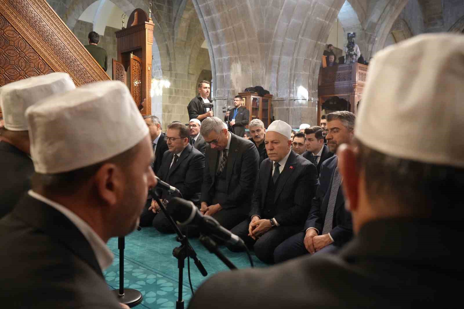 Beş asırlık 1001 Hatim geleneğinin duası gerçekleştirildi
