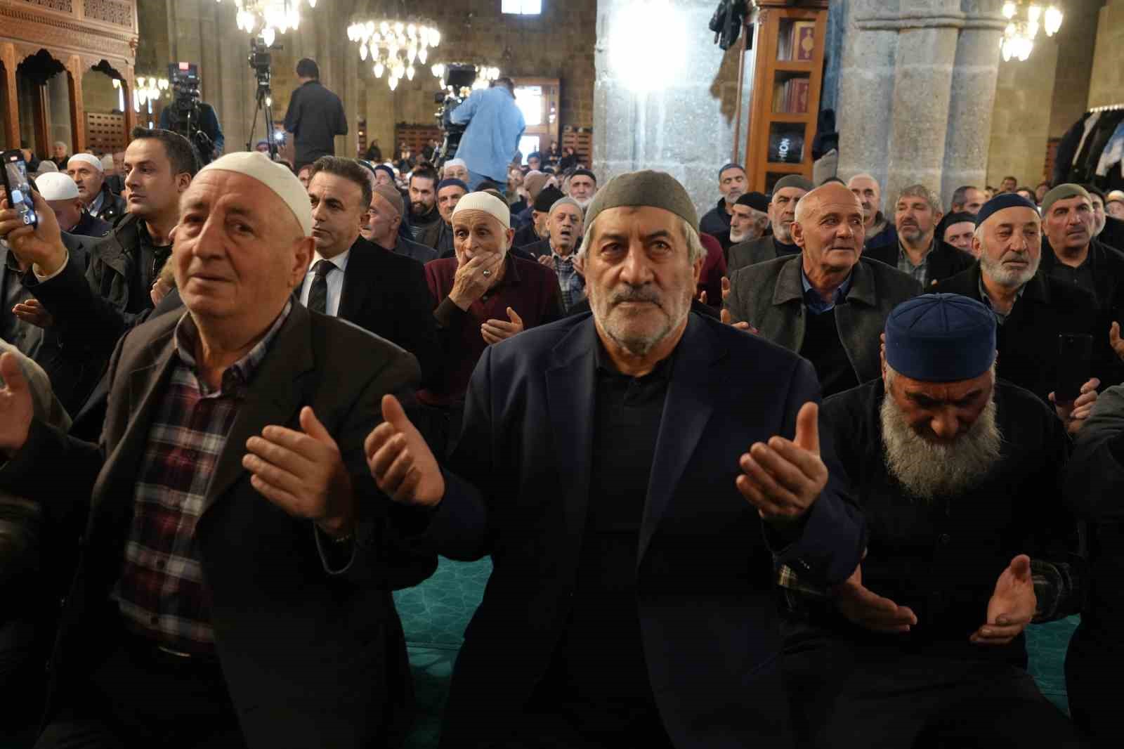 Beş asırlık 1001 Hatim geleneğinin duası gerçekleştirildi
