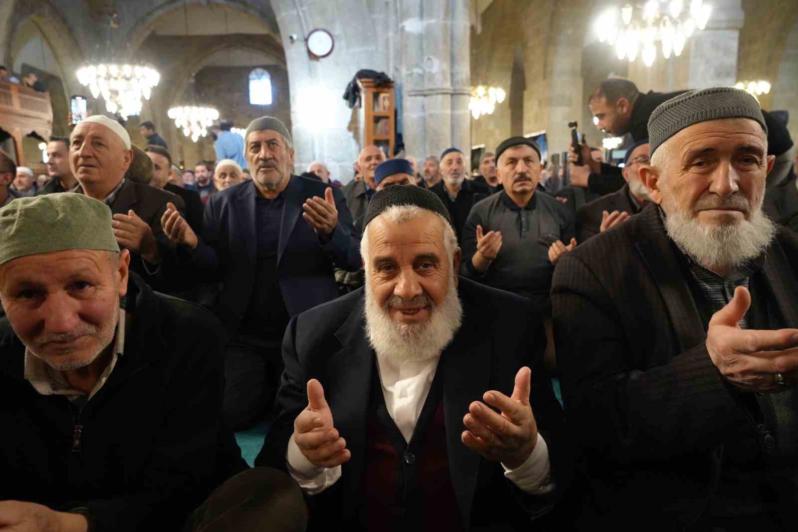 Beş asırlık 1001 Hatim geleneğinin duası gerçekleştirildi
